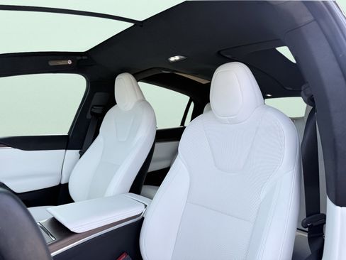 Used 2023 Tesla Model X image 3