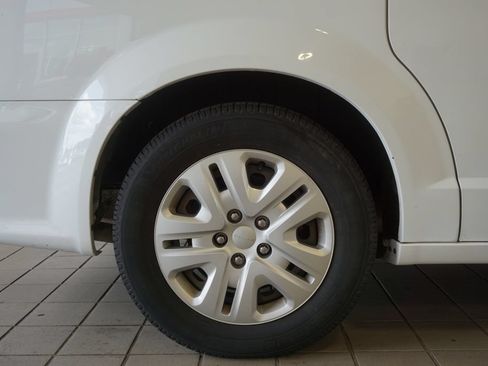 Used 2020 Dodge Grand Caravan SE FWD image 23