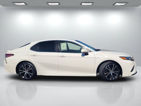 Used 2018 Toyota Camry SE FWD image 3