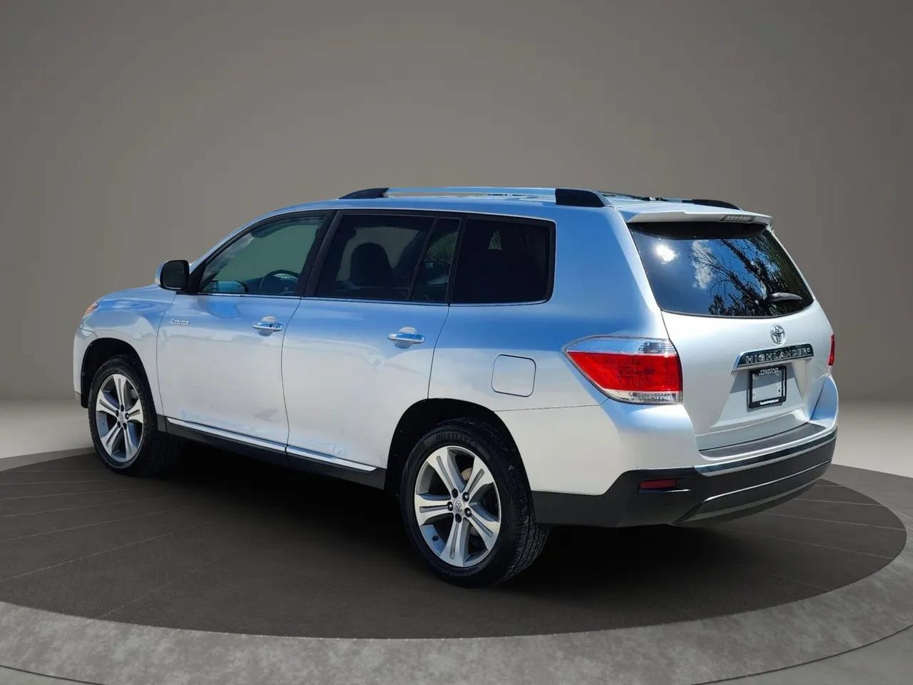 Used 2012 Toyota Highlander Limited w/ Tow Pkg FWD image 3