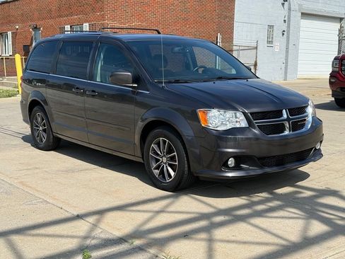 Used 2017 Dodge Grand Caravan SXT w/ Rear Park Assist Package FWD image 4