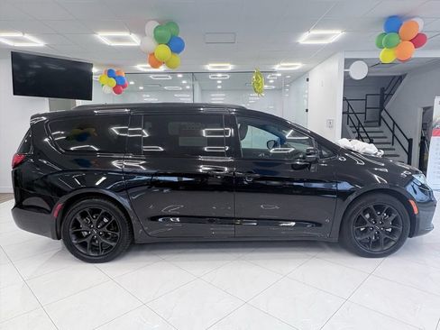Used 2025 Chrysler Pacifica Limited FWD image 5