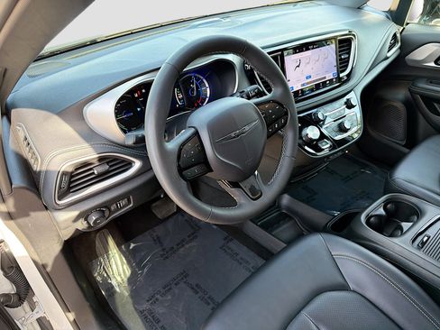 Used 2024 Chrysler Pacifica Limited image 27