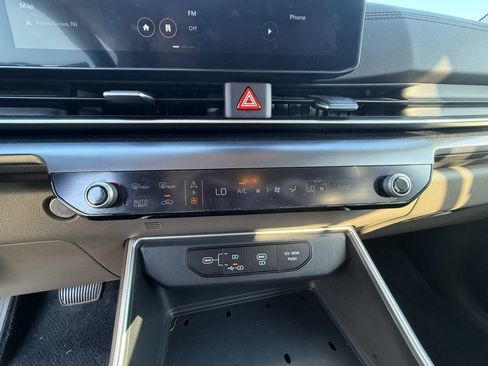 Used 2025 Kia Carnival FWD image 13