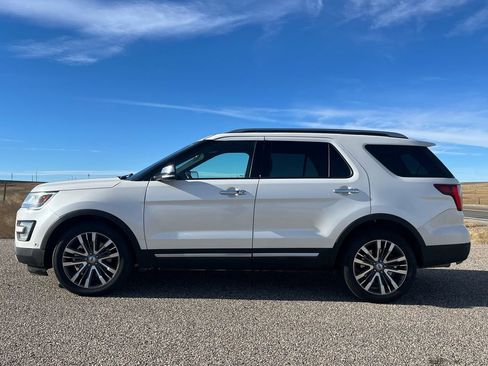Used 2017 Ford Explorer Platinum image 2