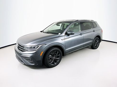 Used 2024 Volkswagen Tiguan SE image 3