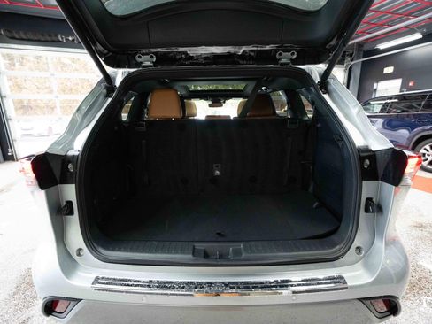 Used 2024 Toyota Highlander Platinum image 25