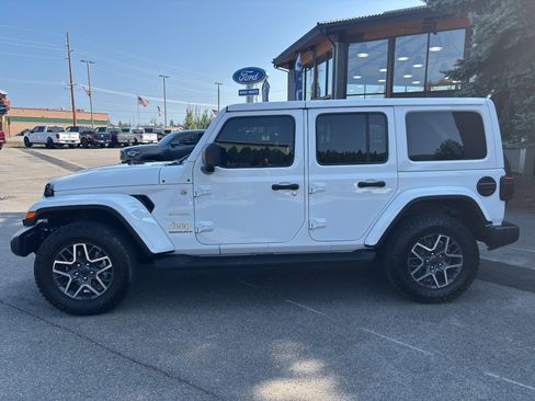 Used 2024 Jeep Wrangler Sahara image 5