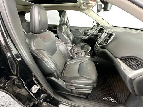 Used 2018 Jeep Cherokee Trailhawk w/ Comfort/Convenience Group image 29