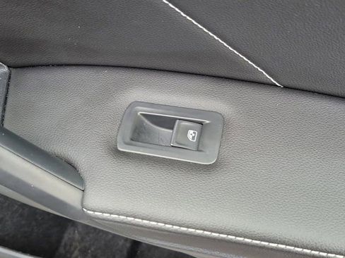 Certified 2024 Volkswagen Tiguan SE image 9