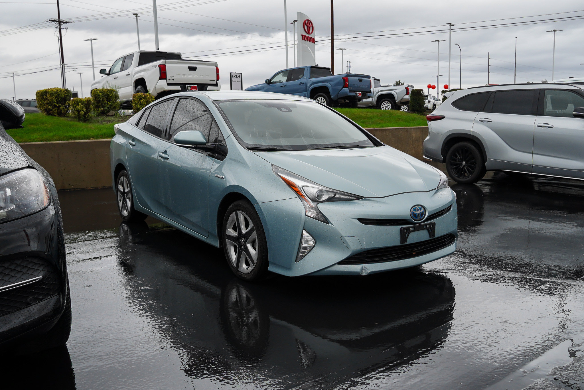 Used 2016 Toyota Prius Three Touring FWD image 2