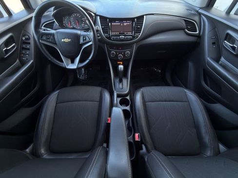 Used 2022 Chevrolet Trax LT w/ LT Convenience Package image 11