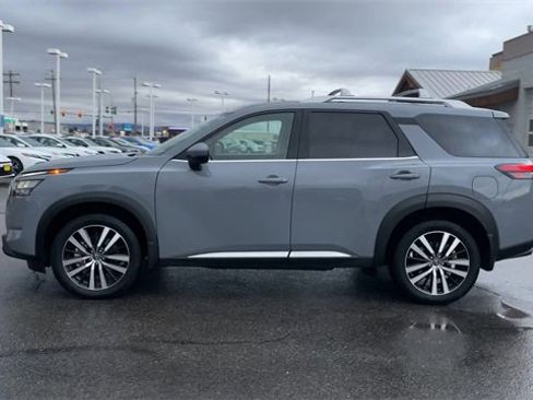 Used 2025 Nissan Pathfinder Platinum image 6