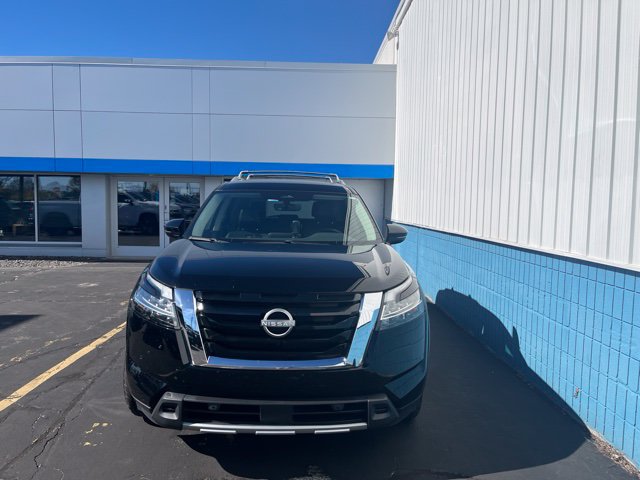 Used 2023 Nissan Pathfinder SL AWD/4WD image 2