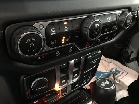 Used 2024 Jeep Wrangler Rubicon image 13