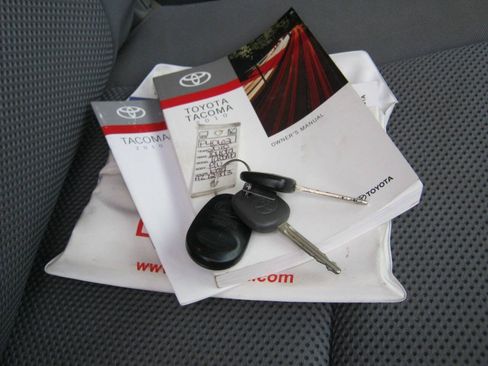 Used 2010 Toyota Tacoma 4x4 Double Cab V6 image 13