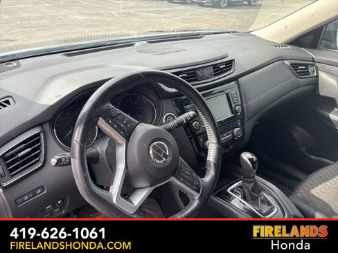 Used 2018 Nissan Rogue SV w/ Sun & Sound Touring Package image 9