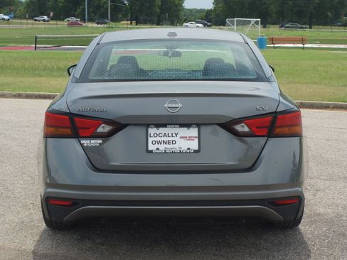 Used 2024 Nissan Altima 2.5 SV FWD image 3