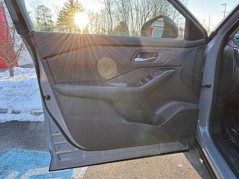 Used 2025 Nissan Rogue SV image 9