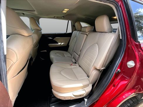 Used 2022 Toyota Highlander XLE FWD image 21