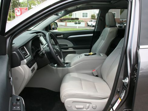 Used 2019 Toyota Highlander XLE AWD/4WD image 35