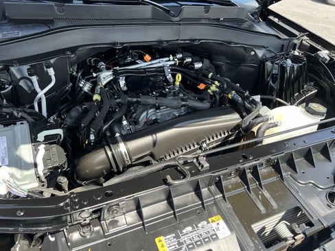 Used 2025 Ford Explorer Active AWD/4WD image 28