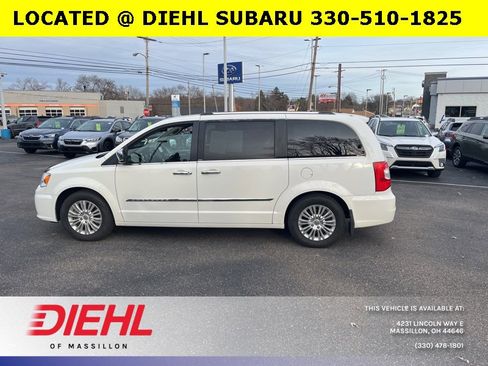 Used 2012 Chrysler Town & Country Limited w/ Luxury Group image 4
