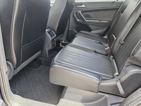 Certified 2022 Volkswagen Tiguan SE w/ Panoramic Sunroof Package FWD image 18