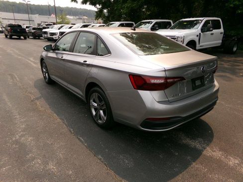 Used 2023 Volkswagen Jetta SE w/ Panoramic Sunroof Package FWD image 5