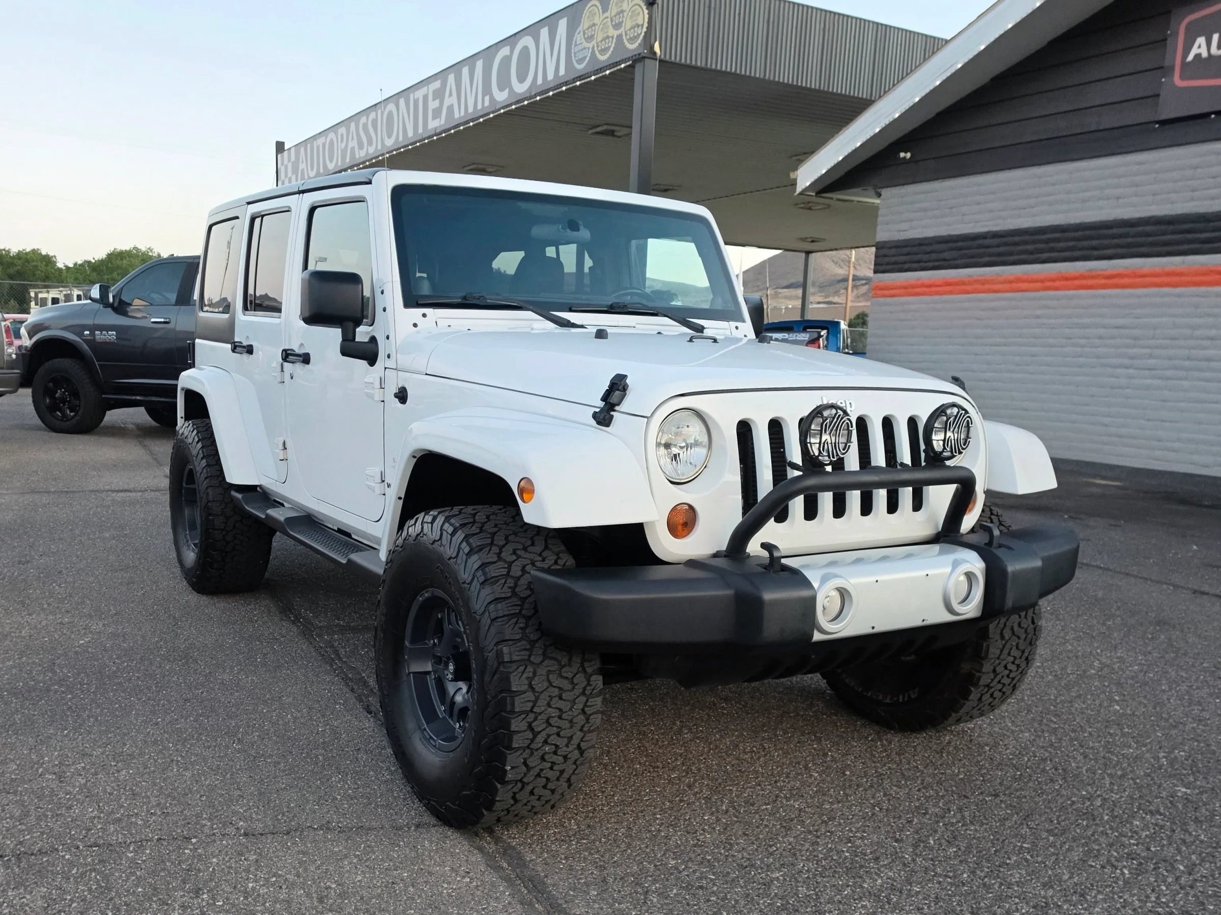 Used 2012 Jeep Wrangler Unlimited Sahara w/ Dual Top Group AWD/4WD image 6