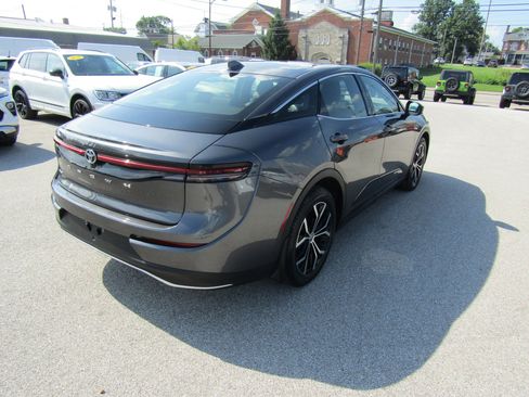 Used 2023 Toyota Crown image 3