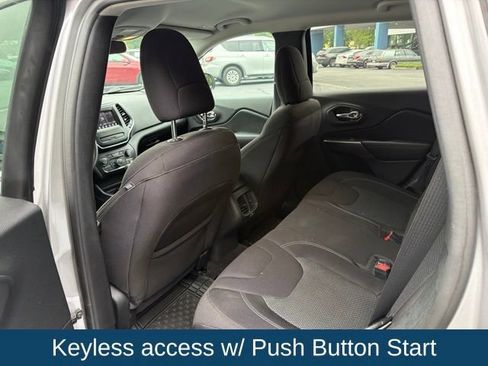 Used 2019 Jeep Cherokee Latitude w/ Popular Appearance Group FWD image 6