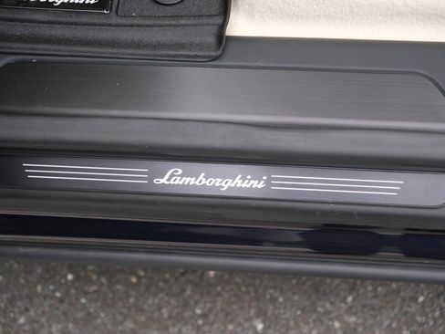 Used 2025 Lamborghini Urus SE image 48