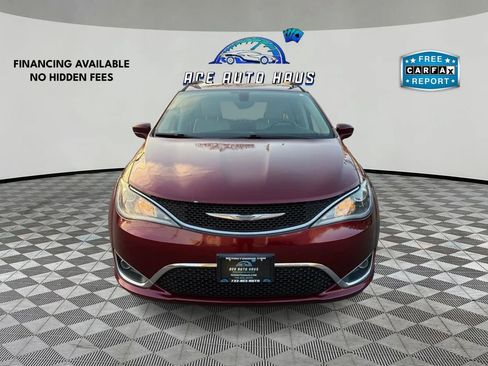 Used 2017 Chrysler Pacifica Touring-L w/ Tire & Wheel Group image 2