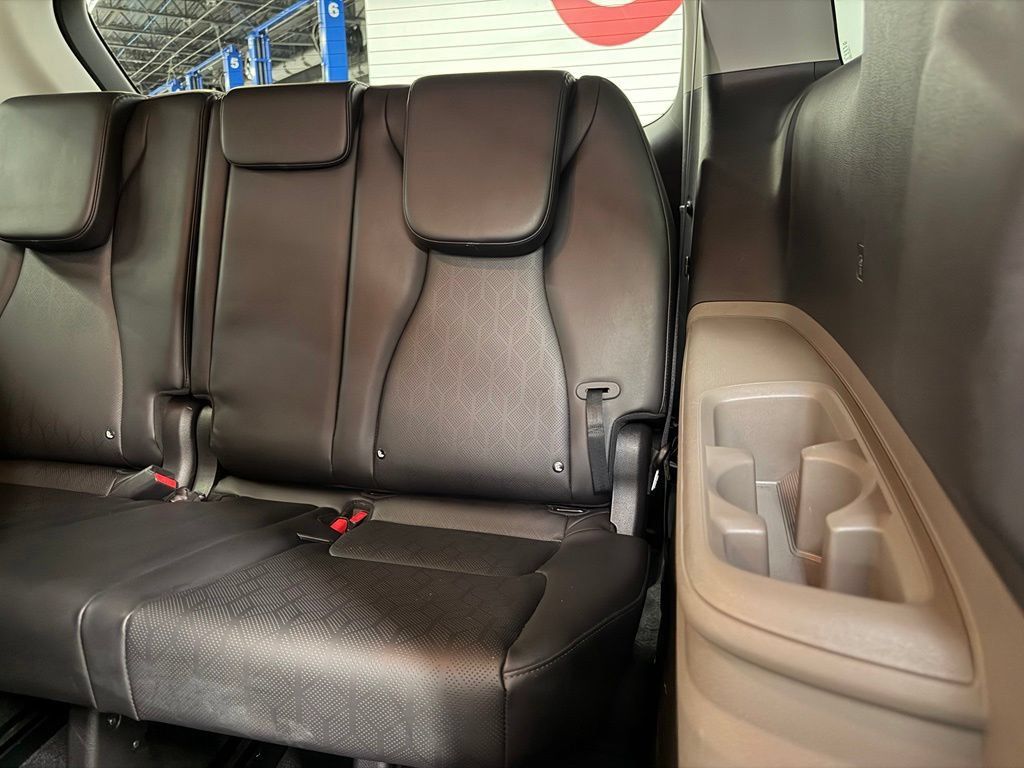 Used 2025 Kia Carnival FWD image 25