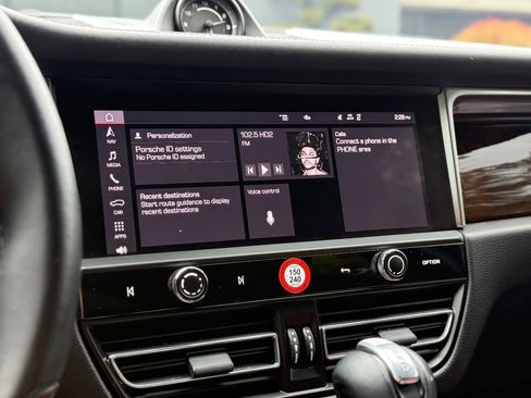 Used 2022 Porsche Macan AWD/4WD image 27