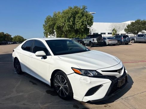 Used 2020 Toyota Camry SE w/ Convenience Package FWD image 3
