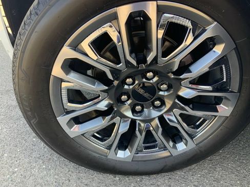Used 2024 GMC Yukon XL Denali Ultimate AWD/4WD image 13