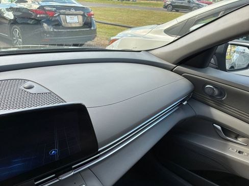 Used 2025 Hyundai Elantra SEL image 36