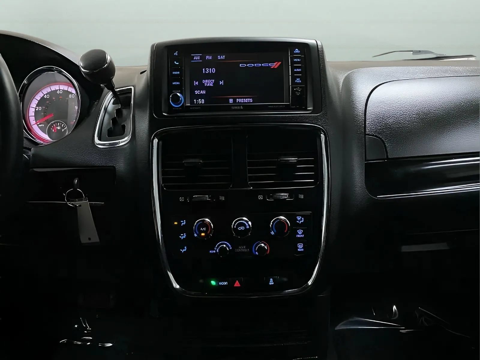 Used 2020 Dodge Grand Caravan SE FWD image 19