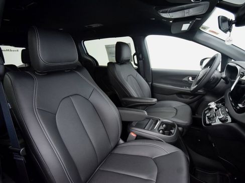 New 2027 Chrysler Pacifica LX FWD image 16