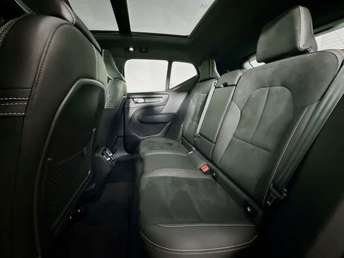 Used 2023 Volvo XC40 B5 Plus image 14