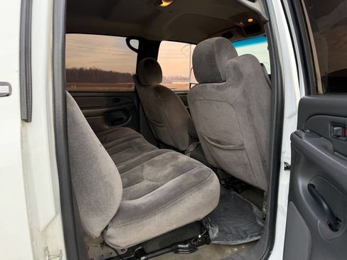 Used 2006 GMC Sierra 3500 SLE w/ Heavy-Duty Power Package image 17