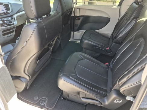 Used 2024 Chrysler Pacifica Touring-L FWD image 13