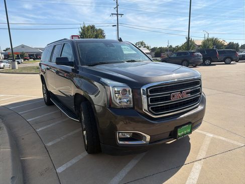 Used 2020 GMC Yukon XL SLT AWD/4WD image 2