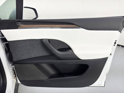 Used 2022 Tesla Model X image 47