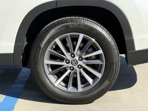 Used 2019 Toyota Highlander XLE w/ Carpet Mat Package (TMS) FWD image 15
