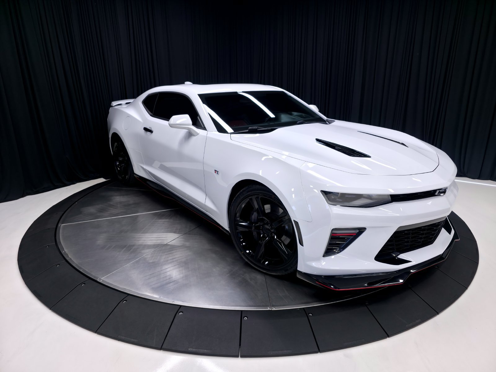Used 2018 Chevrolet Camaro SS RWD image 60