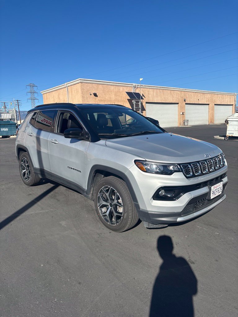 Used 2025 Jeep Compass Limited AWD/4WD image 3