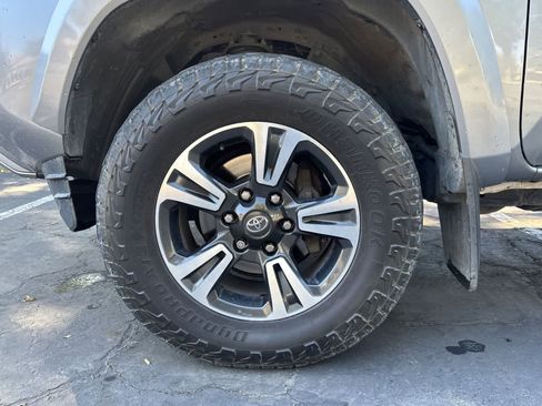 Used 2017 Toyota Tacoma TRD Sport w/ Tow Package RWD image 12